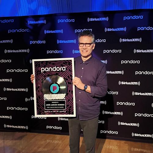 Jesús Adrián Romero se convierte en el primer cantautor cristiano en recibir la placa de<br>Mil Millones de Pandora.